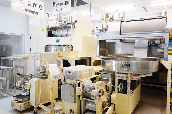 飛騨高山　「いたくららーめん」
明るく清潔な麺製造工場